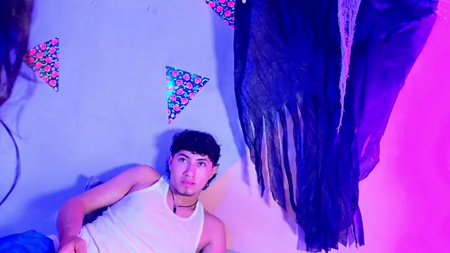 Snapshot of Laura_and_Kevin chatting on 25, 10, 2025 Laura and Kevin online show from 25, 10, 2025