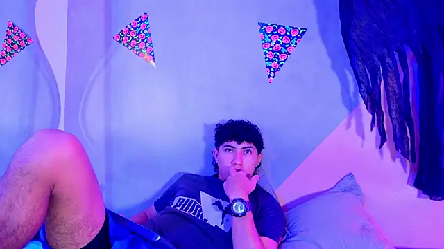 Snapshot of Laura_and_Kevin chatting on 26, 10, 2025 Laura and Kevin online show from 26, 10, 2025