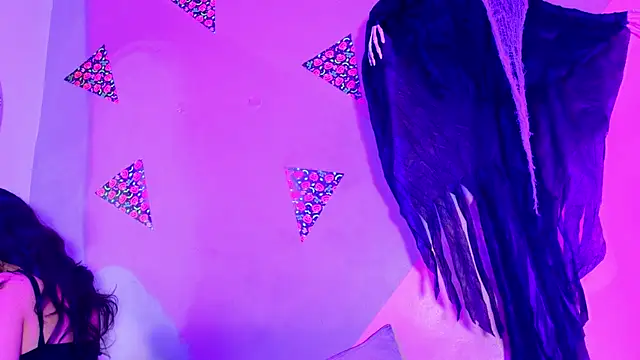 Snapshot of Laura_and_Kevin chatting on 27, 10, 2025 Laura and Kevin online show from 27, 10, 2025