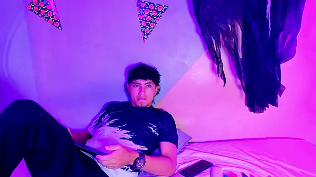 Snapshot of Laura_and_Kevin chatting on 28, 10, 2025 Laura and Kevin online show from 28, 10, 2025