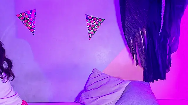 Snapshot of Laura_and_Kevin chatting on 30, 10, 2025 Laura and Kevin online show from 30, 10, 2025