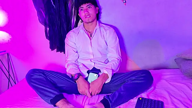 Snapshot of Laura_and_Kevin chatting on 31, 10, 2025 Laura and Kevin online show from 31, 10, 2025