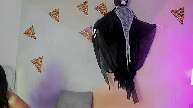 Snapshot of Laura_and_Kevin chatting on 14, 11, 2025 Laura and Kevin online show from 14, 11, 2025