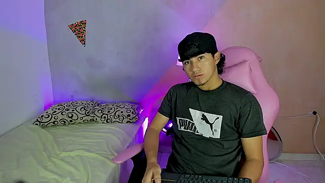 Snapshot of Laura_and_Kevin chatting on 20, 11, 2025 Laura and Kevin online show from 20, 11, 2025