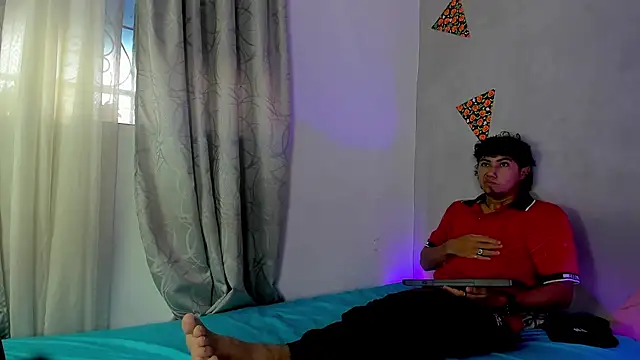 Snapshot of Laura_and_Kevin chatting on 22, 11, 2025 Laura and Kevin online show from 22, 11, 2025