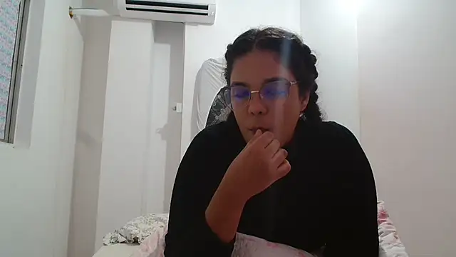 Snapshot of SecretBrunette chatting on 5, 11, 2025 SecretBrunette online show from 5, 11, 2025