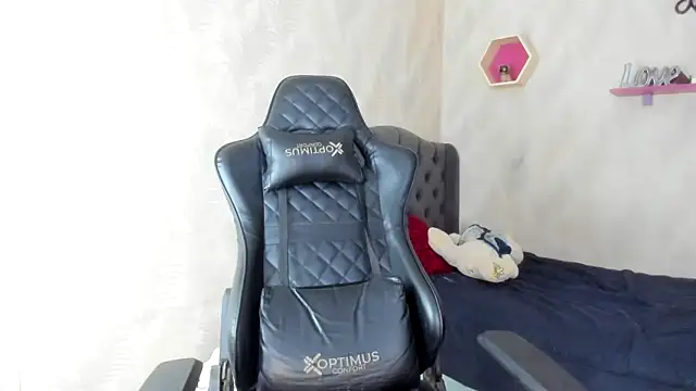 Snapshot of bull_cam chatting on 19, 11, 2025 bull cam online show from 19, 11, 2025