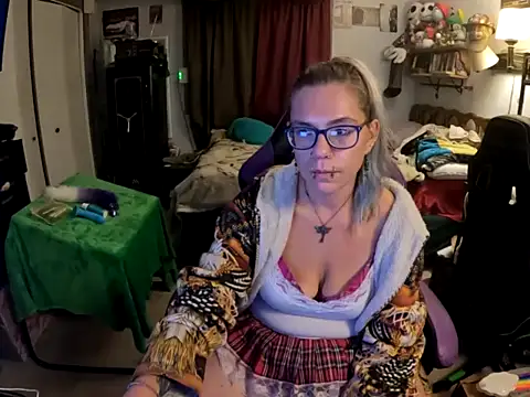 Snapshot of R4inbowK1tty chatting on 9, 10, 2025 R4inbowK1tty online show from 9, 10, 2025
