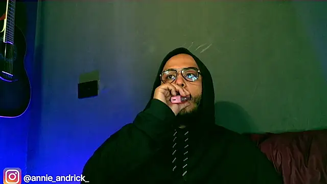  leda swan  online show from 10, 10, 2025