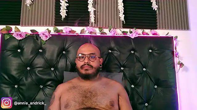  leda swan  online show from 8, 3, 2026