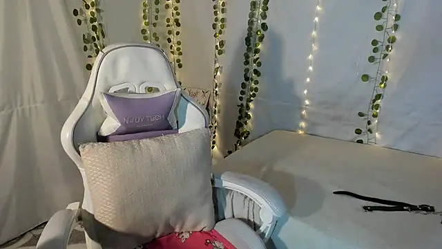 Snapshot of Zulema_R1 chatting on 19, 10, 2025 Zulema R1 online show from 19, 10, 2025