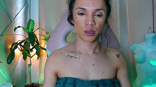 Snapshot of Cristal_Gem1 chatting on 7, 5, 2026 Cristal Gem1 online show from 7, 5, 2026