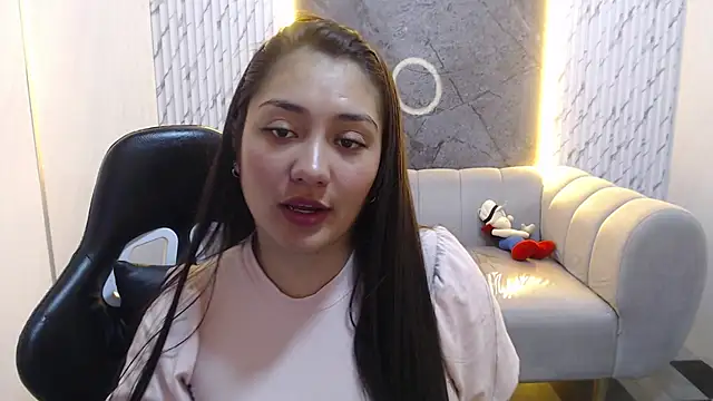 Snapshot of Ivony18_b chatting on 24, 10, 2025 Ivony18 b online show from 24, 10, 2025