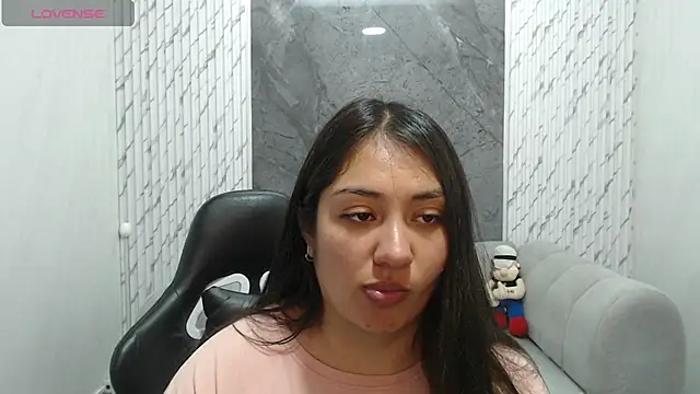 Snapshot of Ivony18_b chatting on 19, 12, 2025 Ivony18 b online show from 19, 12, 2025