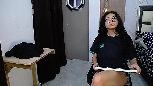 Snapshot of honeymoon_12 chatting on 8, 11, 2025 honeymoon 12 online show from 8, 11, 2025