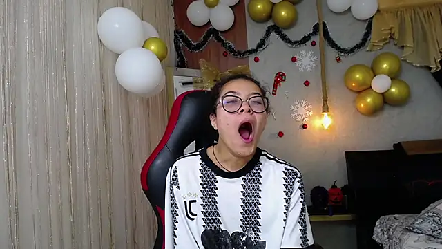 Snapshot of honeymoon_12 chatting on 16, 11, 2025 honeymoon 12 online show from 16, 11, 2025