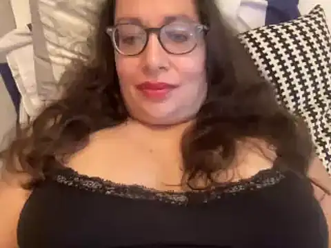 Snapshot of RosaFreya chatting on 25, 9, 2025 RosaFreya online show from 25, 9, 2025