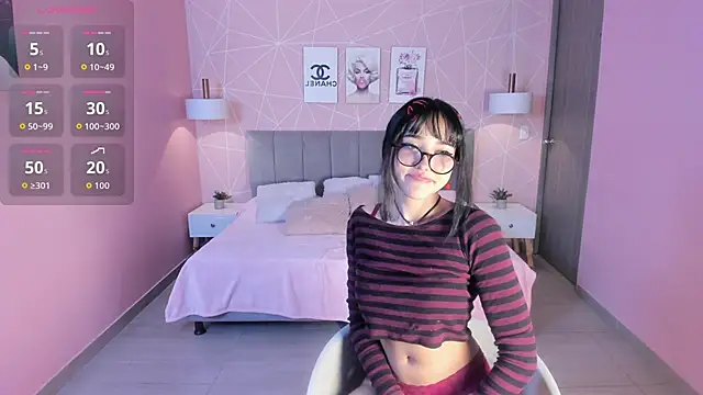 Snapshot of ela_petit chatting on 4, 10, 2025 ela petit online show from 4, 10, 2025