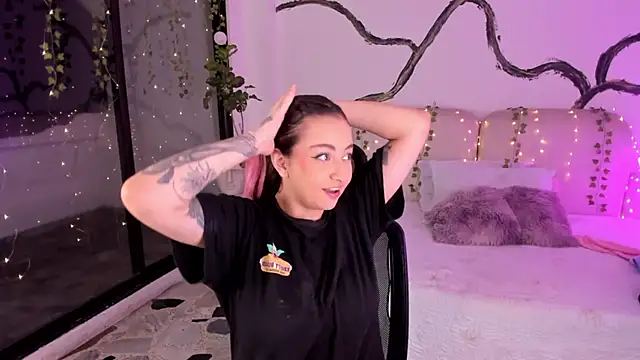 SarahCastro1  online show from 13, 11, 2025