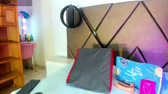 PenelopeGuzman   online show from 16, 4, 2026