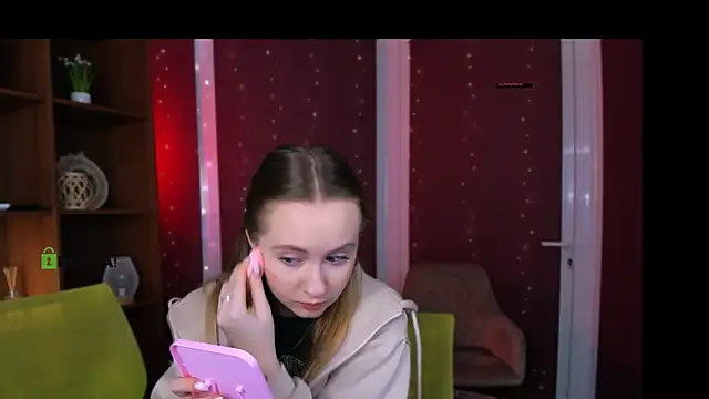 mila glow1 online show from 27, 11, 2025