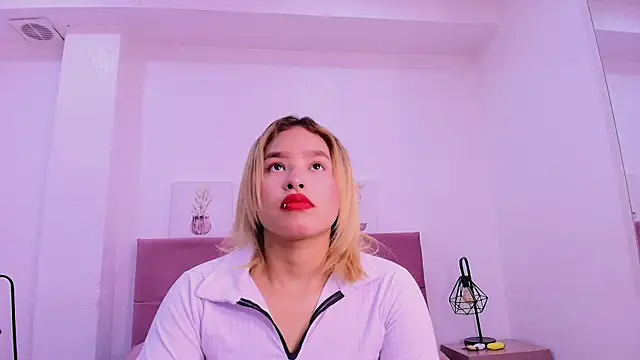 Snapshot of CamiilaGlow chatting on 1, 10, 2025 CamiilaGlow online show from 1, 10, 2025