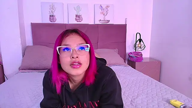 Snapshot of CamiilaGlow chatting on 8, 10, 2025 CamiilaGlow online show from 8, 10, 2025
