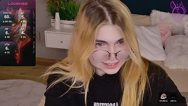 Snapshot of Evie_Vall chatting on 8, 11, 2025 Evie Vall online show from 8, 11, 2025