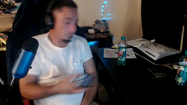 Snapshot of YoBlezz chatting on 3, 10, 2025 YoBlezz online show from 3, 10, 2025