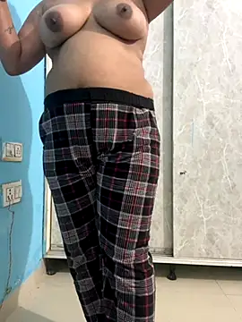 Snapshot of pooja_cam101 chatting on 1, 10, 2025 pooja cam101 online show from 1, 10, 2025