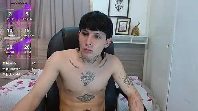 Snapshot of Iantwink18 chatting on 19, 10, 2025 Iantwink18 online show from 19, 10, 2025