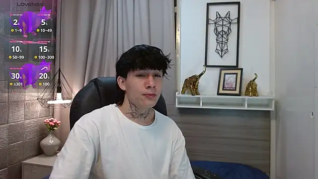 Snapshot of Iantwink18 chatting on 28, 10, 2025 Iantwink18 online show from 28, 10, 2025