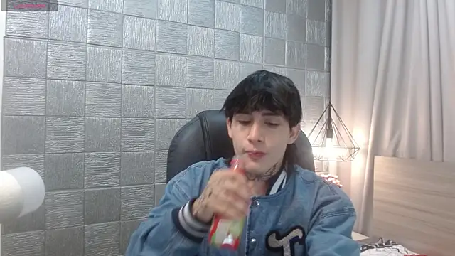 Snapshot of Iantwink18 chatting on 25, 11, 2025 Iantwink18 online show from 25, 11, 2025