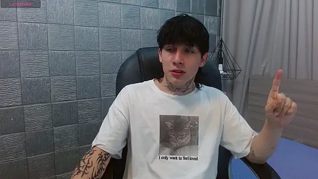 Snapshot of Iantwink18 chatting on 29, 11, 2025 Iantwink18 online show from 29, 11, 2025