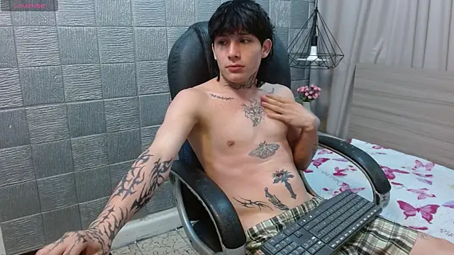 Snapshot of Iantwink18 chatting on 1, 12, 2025 Iantwink18 online show from 1, 12, 2025