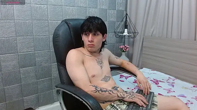 Snapshot of Iantwink18 chatting on 2, 12, 2025 Iantwink18 online show from 2, 12, 2025