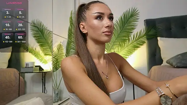 JuliaQuin online show from 6, 10, 2025