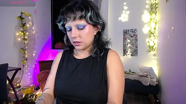 Snapshot of AlmaNanax chatting on 6, 5, 2026 AlmaNanax online show from 6, 5, 2026