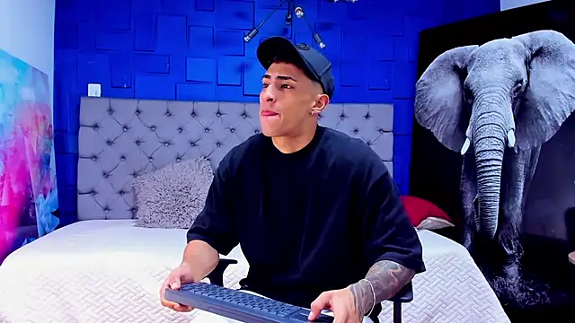 Snapshot of adrian_ray chatting on 13, 9, 2025 adrian ray online show from 13, 9, 2025