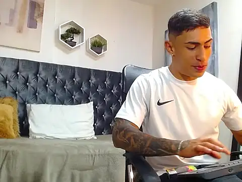 Snapshot of adrian_ray chatting on 3, 10, 2025 adrian ray online show from 3, 10, 2025