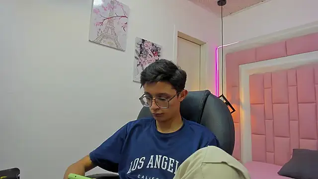 SantiagoRusso18 online show from 4, 10, 2025