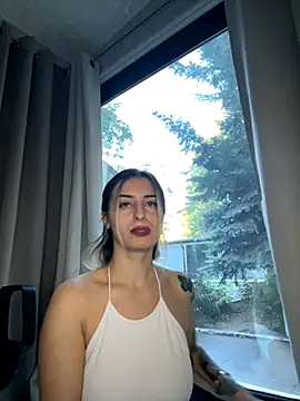 Ella Vee online show from 16, 9, 2025