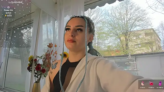 Ella Vee online show from 10, 4, 2026