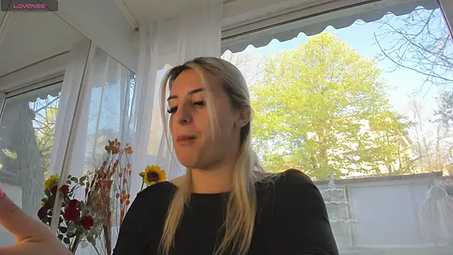 Ella Vee online show from 16, 4, 2026