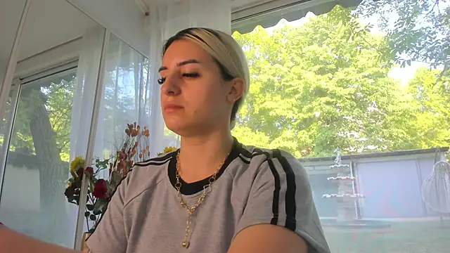 Snapshot of Ella_Vee chatting on 6, 5, 2026 Ella Vee online show from 6, 5, 2026