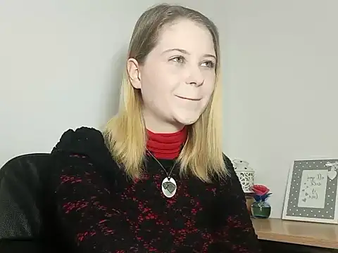 Snapshot of LydiaYoung chatting on 11, 9, 2025 LydiaYoung online show from 11, 9, 2025