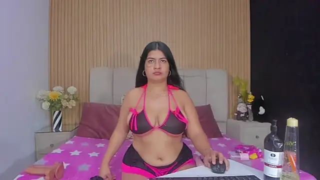 ZoeeGuzman online show from 12, 11, 2025