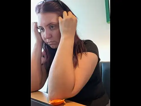 Snapshot of RoseMaee chatting on 24, 10, 2025 RoseMaee online show from 24, 10, 2025