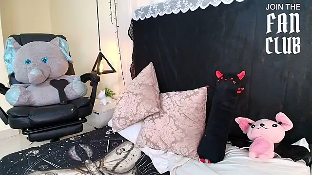 Snapshot of IvyBelle_ chatting on 9, 7, 2026 IvyBelle online show from 9, 7, 2026