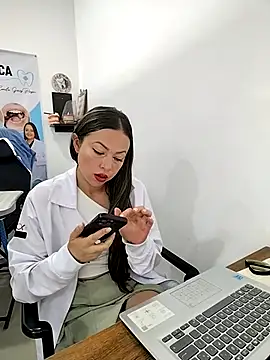 Snapshot of Madisson-04_ chatting on 16, 11, 2025 Madisson-04 online show from 16, 11, 2025